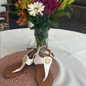 Tommy Hilfiger - Elegant White Sandals with Gold Accents